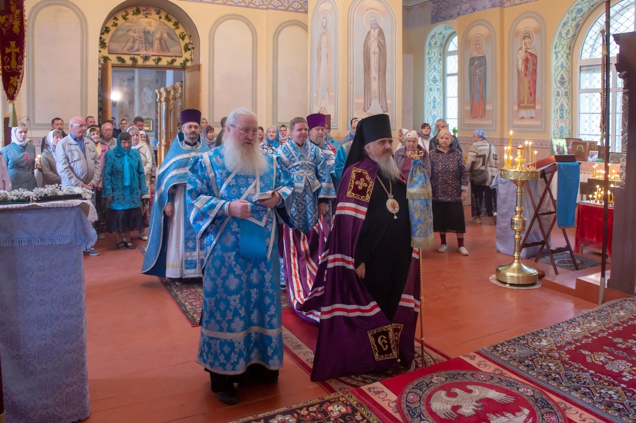 Божественная литургия в храме во имя Рождества Пресвятой Богородицы.